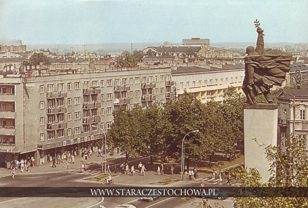 Plac Biegańskiego, z prawej pomnik Wdzięczności w Częstochowie, lata 70-te