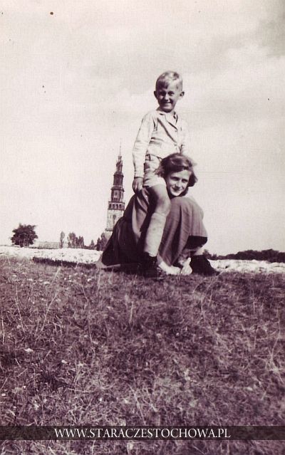 Zdjęcie rodzinne na tle Jasnej Góry, lata sześćdziesiąte