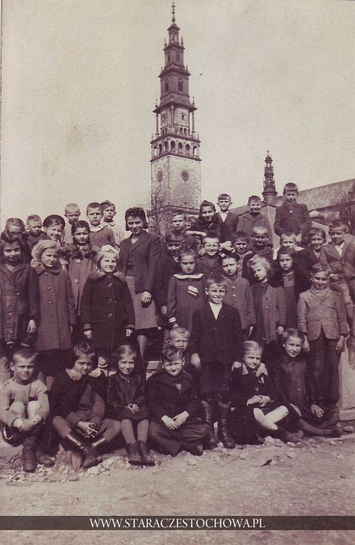 Klasa IIa, 15-04-1946 przed szczytem na Jasnej Górze