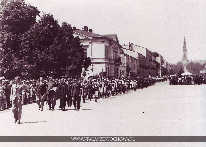 Parada drużyn PCK i OPL na Placu Biegańskiego w Częstochowie