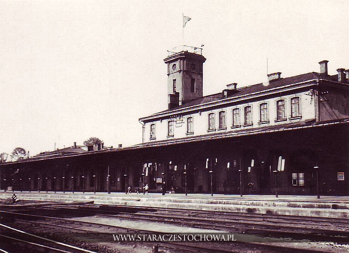 Dworzec kolejowy w Częstochowie na starej fotografii
