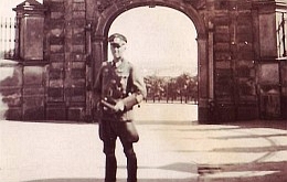 Nazista przed bramą