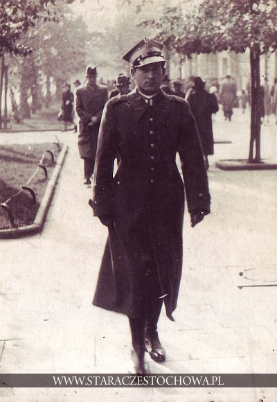 Oficer przechodzący się Alejami Częstochowskimi