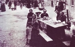 Pielgrzymi na dziedzińcu