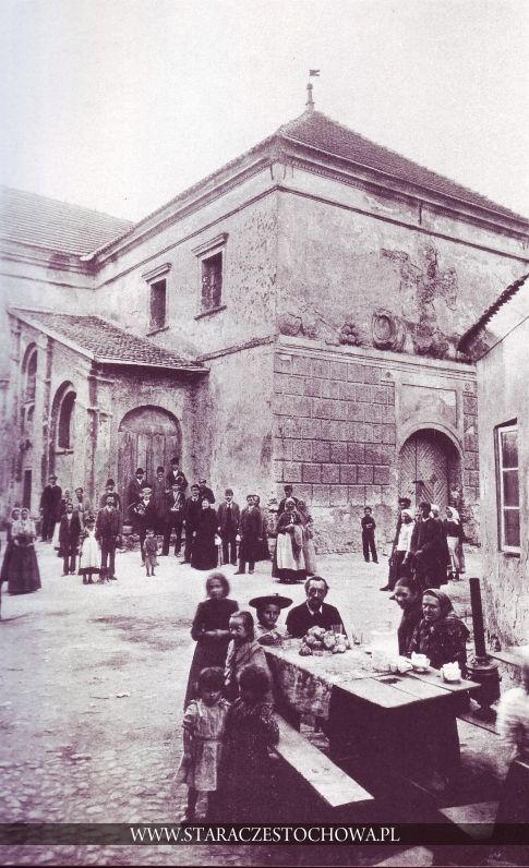Klasztor Jasnogórski, pielgrzymi na dziedzińcu, ok. 1900 roku