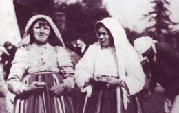 Ludzie przed Klasztorem