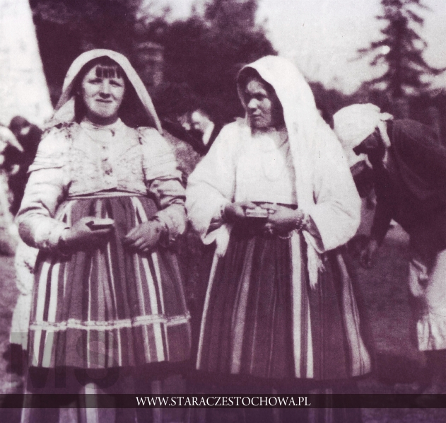 Ludzie na placu przed Klasztorem Jasnogórskim, lata 30-te