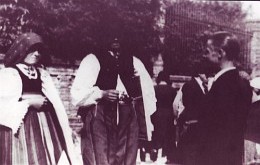 Ludzie przed Klasztorem