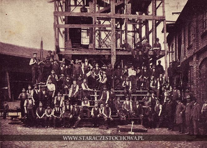 Pracownicy fabryki żelaznej Gostyńskiego przy budowie żelaznej części wieży