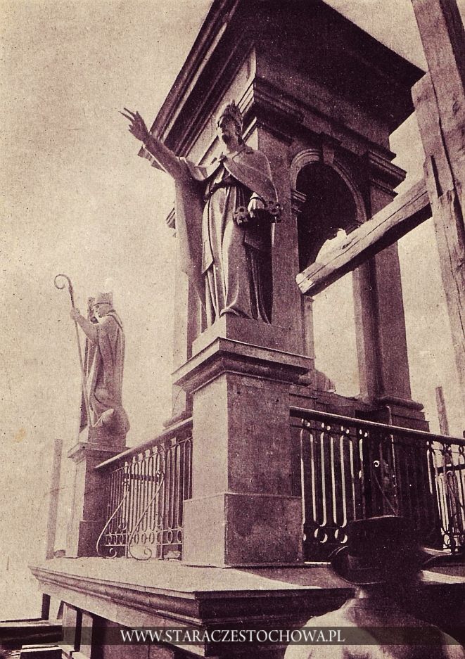 Posąg Leona XIII na zewnętrznym środkowym ganku nowej wieży
