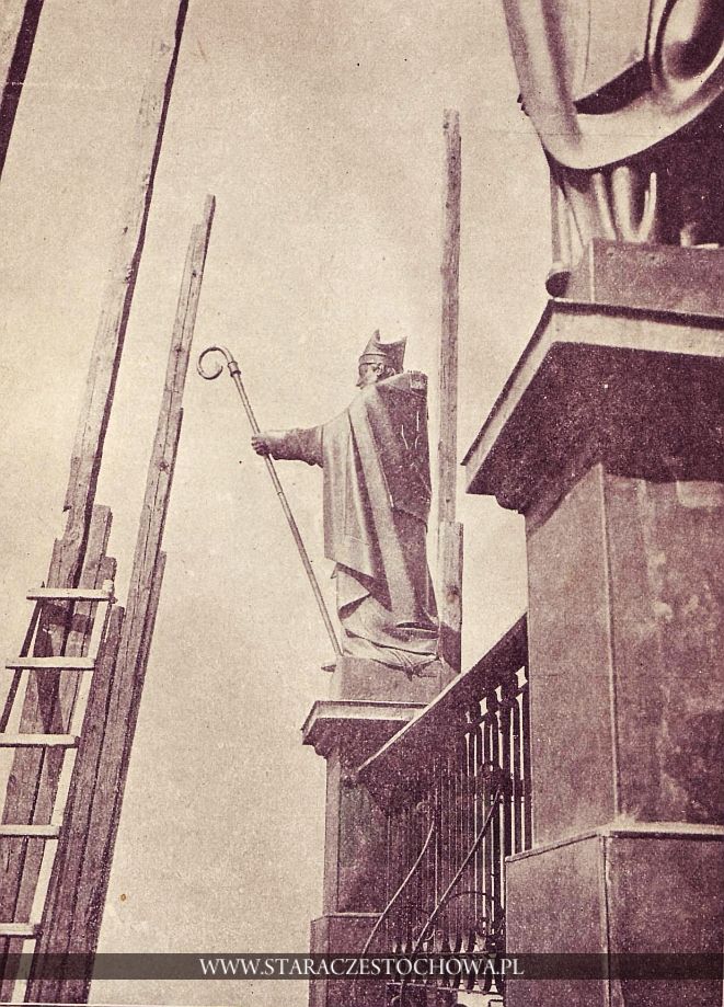 Posąg świętego Stanisława na zewnętrznym środkowym ganku nowej wieży.