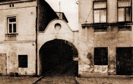 Bramka nad ulicą Ptasią