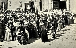 Pielgrzymi na dziedzińcu