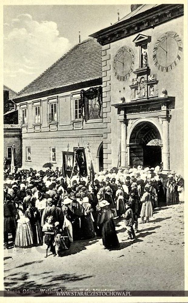Pielgrzymi na dziedzińcu klasztoru, wejście główne