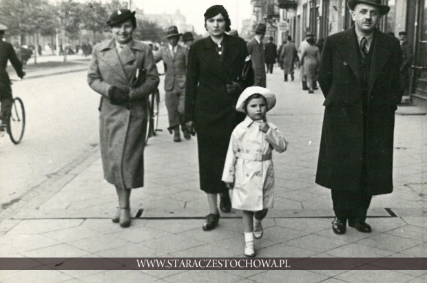 Mieszkańcy spacerujący Alejami NMP w Częstochowie, lata 30-te