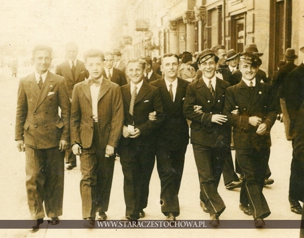 Mieszkańcy spacerujący Alejami NMP w Częstochowie, lata 30-te