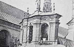 Ganek na ścianie kaplicy