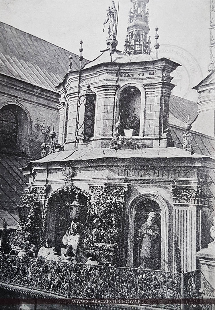 Ganek na zewnętrznej ścianie szczytowej kaplicy Matki Boskiej