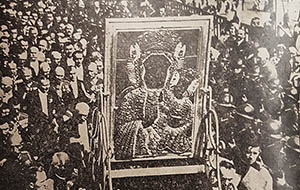 Cudowny Obraz niesiony