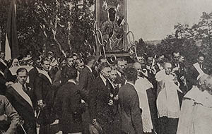 Akademicy niosą Obraz