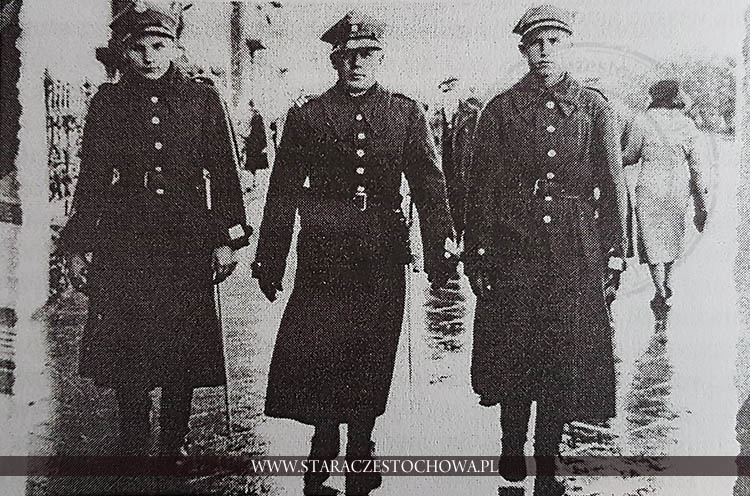 Zdjęcie trzech Krakusów w mundurach zimowych