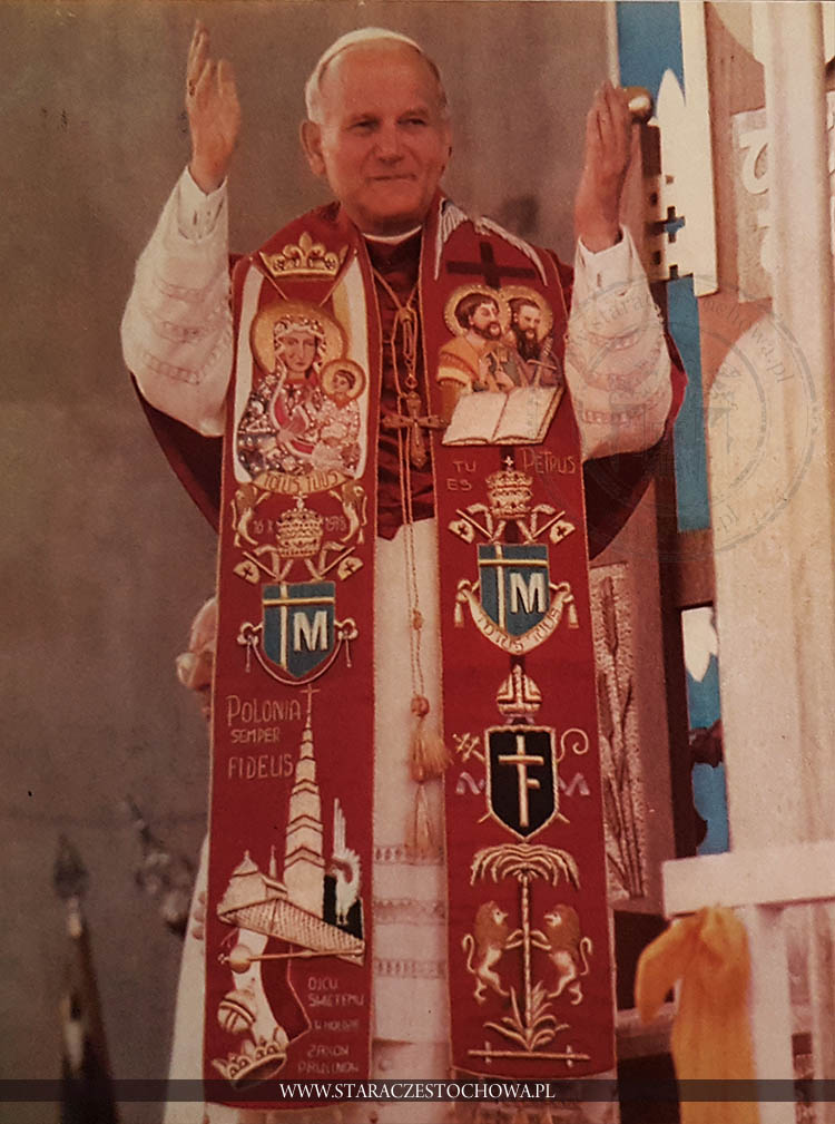 Ojciec Święty Jan Paweł II w stule ofiarowanej przez ojców paulinów