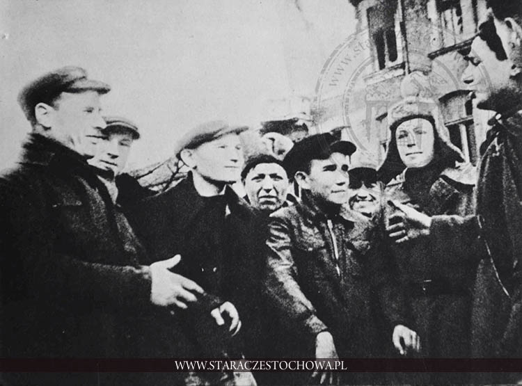 Mieszkańcy Częstochowy witają radzieckich żołnierzy