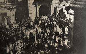 Deputacye niosą sukienkę